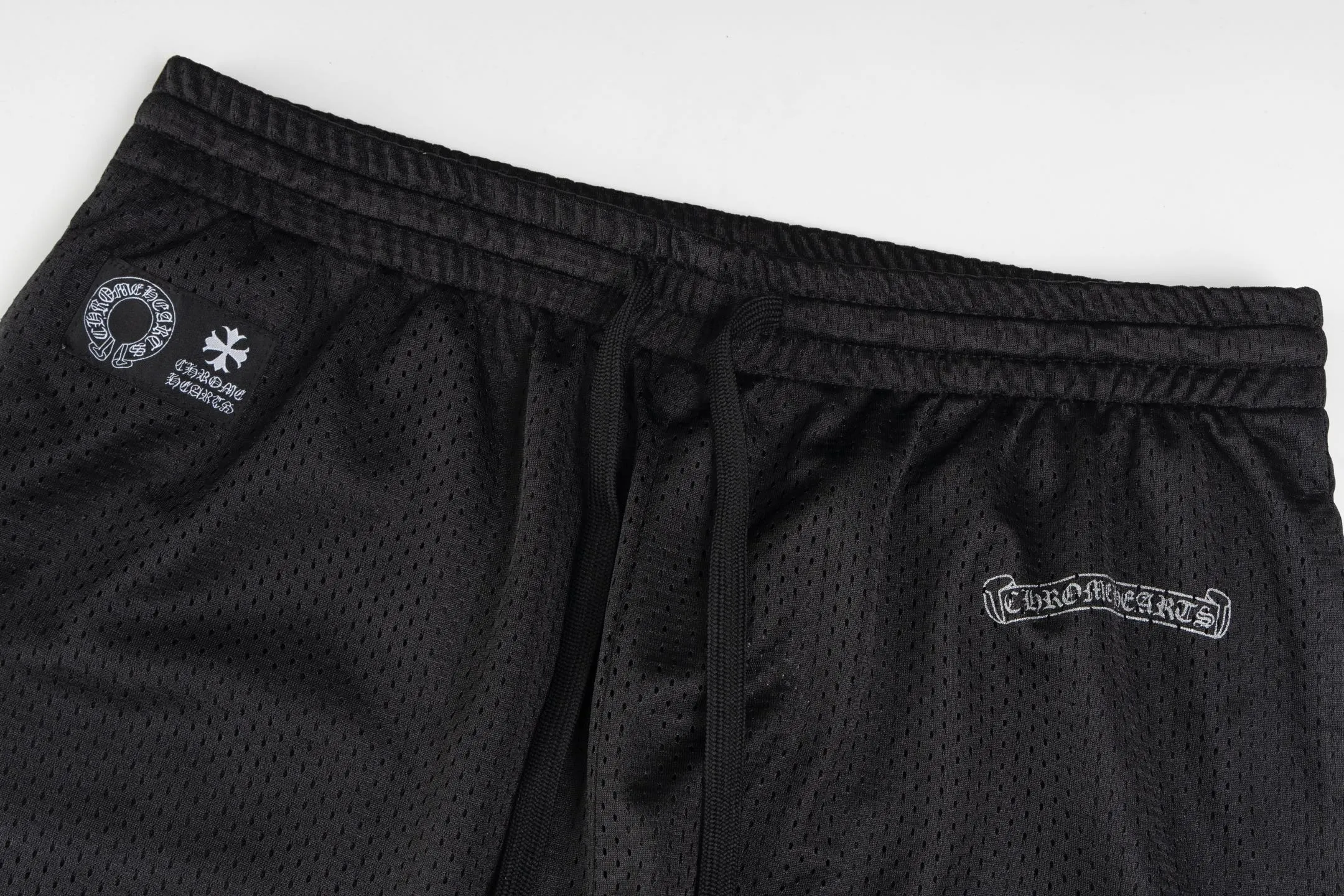 🅿️380 [Exclusive supply] CH Kroxin Sanskrit mesh hockey trousers are made of high-quality cotton fabrics and selected black mesh fabrics, showing a unique sports style. The straight cut design and mid-waist silhouette can naturally modify the leg lines when worn. The black base fabric is printed with the brand's iconic letter pattern. The pattern is clear and three-dimensional. The environmentally friendly printing and dyeing process is used to ensure that the color is long-lasting and does not fade. The waistband is equipped with the brand's exclusive metal fasteners, and the details are exquisite. The inner stitching is flat and firm, and all seams are reinforced to improve durability. The trousers are slightly tapered and matched with the unique sports elements of the hockey jersey series, maintaining a casual style without losing a sense of fashion. The overall weight is moderate, suitable for daily wear in autumn and winter. The fabric has been pre-shrunk and will not deform easily after washing, keeping the shape stable. Size:S/M/L